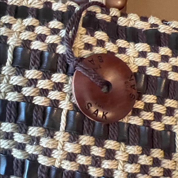 Vintage ‘The Sak’ Woven Handbag in Dark Brown and Tan with Wooden Handles - Picture 2 of 5